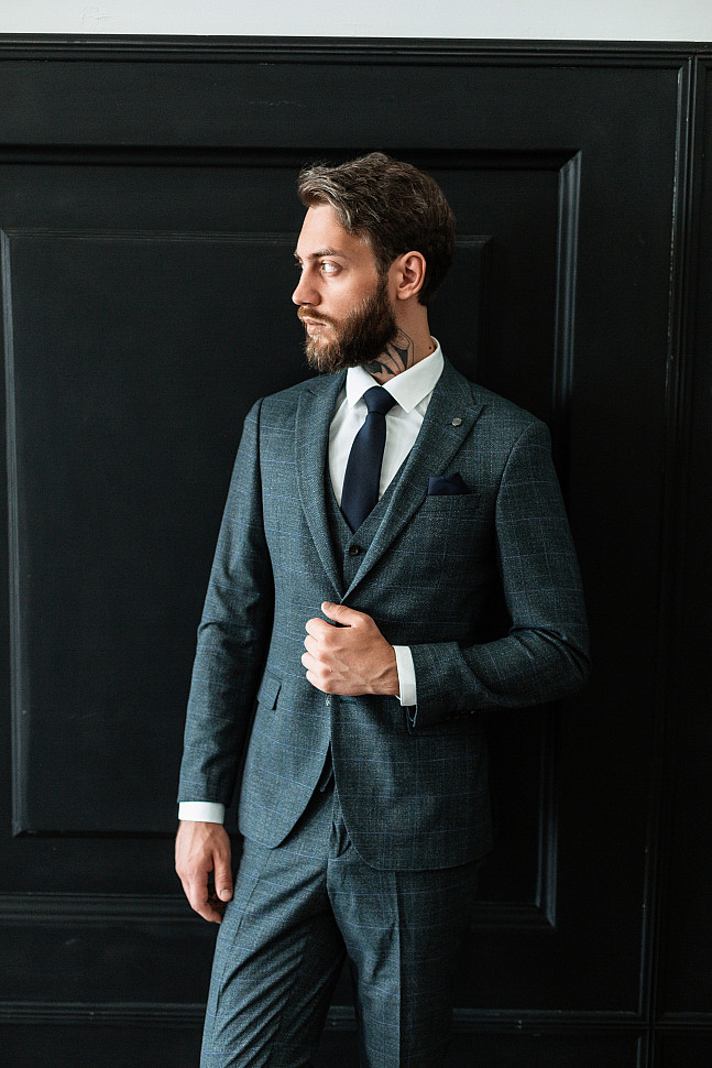 Мужской костюм серый