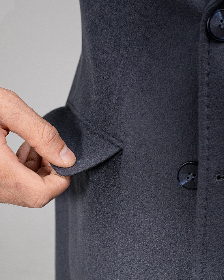 Серое мужское пальто