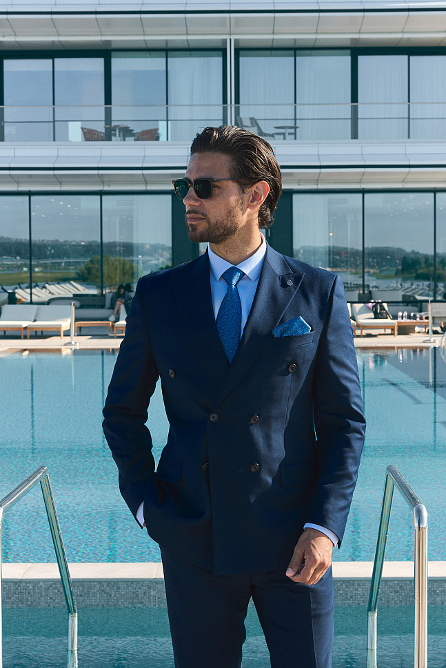 Голубая рубашка с синим костюмом