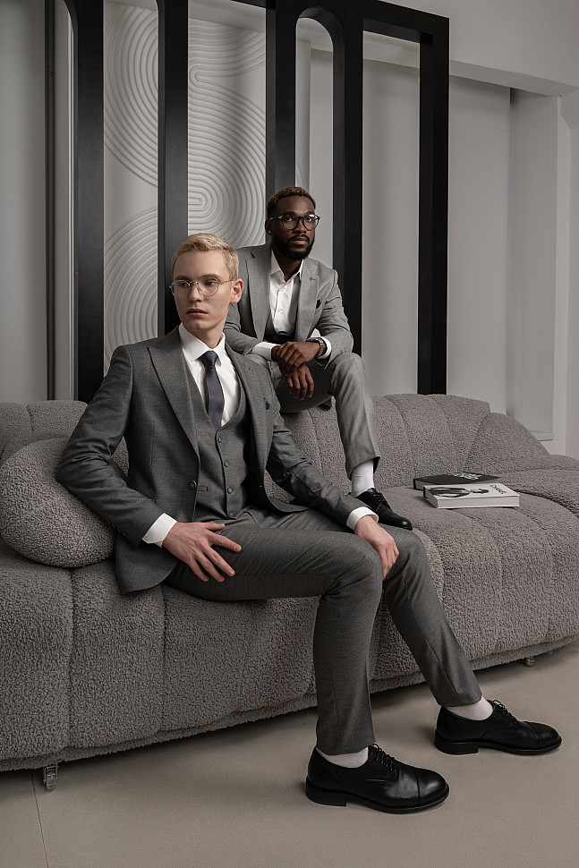 Мужской серый костюм