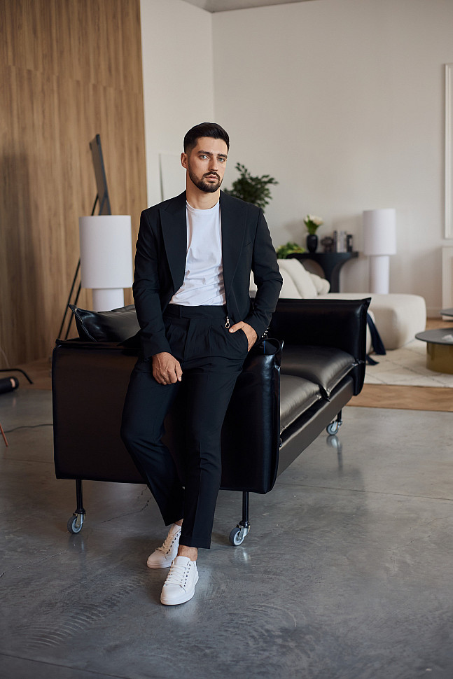 Повседневный черный костюм