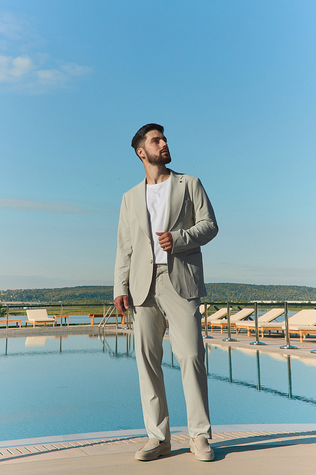 Мужской костюм бежевый