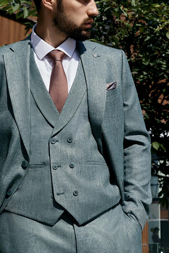 Пуговицы на двубортном пиджаке