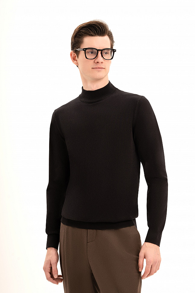 Черный пуловер